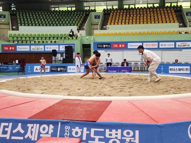 창원시가 마산실내체육관에서 개최한 '제22회 학산 김성률장사배 전국장사 씨름대회' 진행 사진. ⓒ 창원시