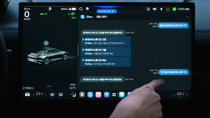 차량에서 Pleos Connect의 Gleo AI 앱이 실행된 모습. 운전자는 차량용 AI 에이전트인 Gleo AI을 실행해 음성으로 목적지를 검색하고, 경로를 설정할 수 있다. ⓒ 현대자동차그룹