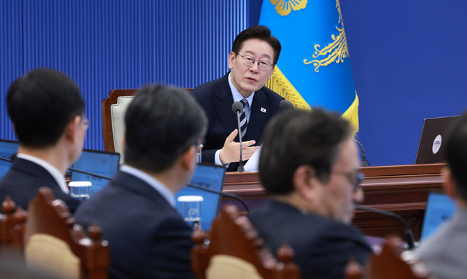 이 대통령은 근로자의 ㅇ녀대와 단결된 힘을 보이고 노고를 위로하고 사기, 권익, 복지를 향상시키며 근로 의욕을 더욱 높이자는 뜻에서 제정된 기념일인 '노동절'을 앞두고 수보회의에서 당부의 말을 했다. ⓒ 연합뉴스