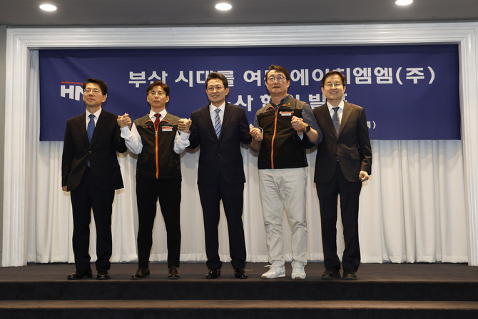 30일 서울 여의도에서 진행된 노사합의서 서명식에서 관계자들이 기념촬영을 하고 있다. ⓒ HMM