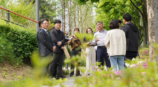 박은식 산림청장(왼쪽 앞줄 첫번째)이 30일 세종특별자치시 아름동 기후대응 도시숲에서 지방정부 관계자들과 함께 현장을 점검하고 있다. ⓒ 산림청