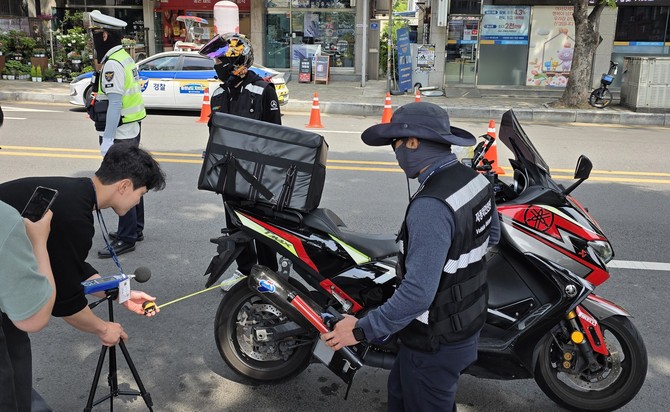 지난 29일 소음 민원이 잦은 신부동 일원에서 천안동남경찰서, 한국교통안전공단과 함께 오토바이 소음 및 불법 개조를 집중 단속하고 있다. ⓒ 천안시