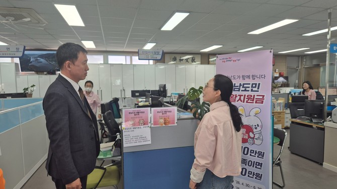 장재혁 합천군수 권한대행이 합천읍·쌍백면사무소를 방문해 지원금 운영 전반을 점검하고 있다. ⓒ 합천군