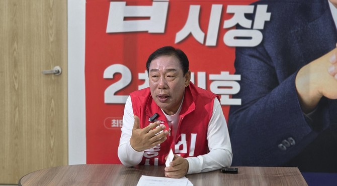 최민호 세종시장 후보가 세종시 나성동 선거사무소에서 프라임경제와의 인터뷰를 하고 있다. = 오영태 기자