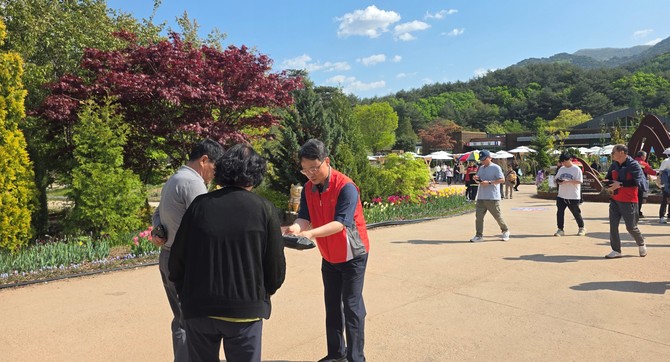 박은식 산림청장(가운데)이 1일 경상북도 봉화군 국립백두대간수목원에서 방문객들을 대상으로 산불 예방 캠페인을 펼치고 있다. ⓒ 산림청