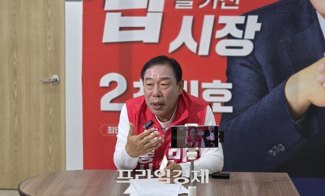 지난 1일 최민호 세종시장 후보가 여론조사 설계 방식에 문제를 제기하고 있다. =오영태