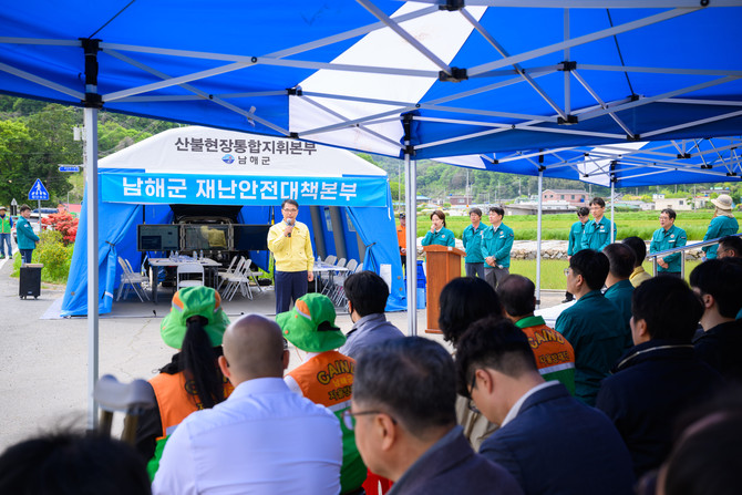 장충남 군수가 삼동면 금송마을 일원에서 실시한 여름철 극한호우에 따른 산사태 발생 상황을 가정한 '주민대피 현장훈련'에서 인사말을 하고 있다. ⓒ 남해군