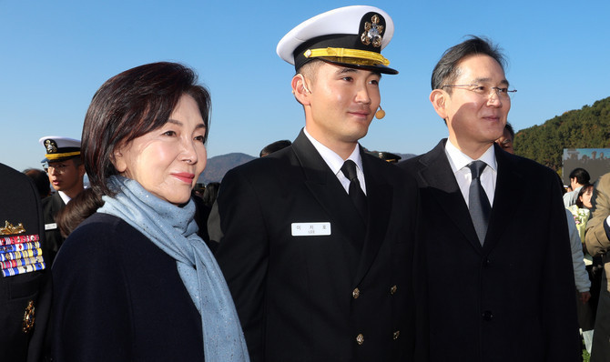 제139기 해군·해병대 사관후보생 수료 및 임관식에서 이재용 삼성전자 회장과 홍라희 리움미술관 명예관장이 이지호 신임 소위와 기념 촬영하고 있다. ⓒ 연합뉴스