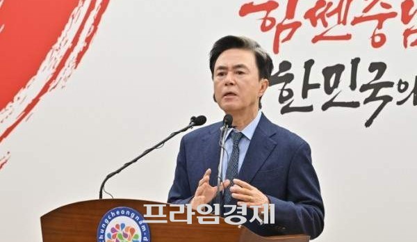 김태흠 충남지사 4일 충남도청 브리핑룸에서 기자회견을 열고 현재 상황에서 전직 비서실장의 출마는 국민 눈높이와 상식에 부합하지 않다고 발히고 있다. =오영태