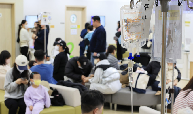 진료 대기실이 환자와 보호자로 붐비고 있다. ⓒ 연합뉴스