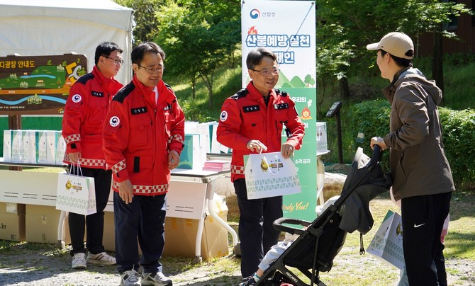 박은식 산림청장(왼쪽 세번째)이 5일 어린이날 국립대전숲체원에서 가족단위 나들이객을 대상으로 산불예방 홍보활동을 하고 있다. ⓒ 산림청