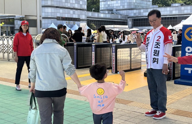 조원휘 후보는 5일 과학관 일대에서 나들이에 나선 어린이들과 부모들을 만나과 인사을 나누고 있다. ⓒ 조원휘 후보 선거사무소
