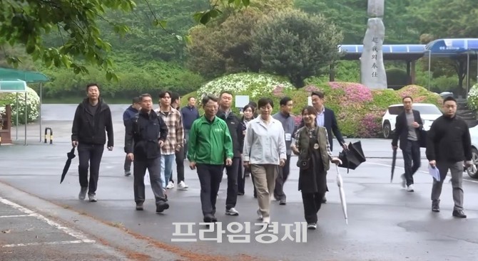 지난 4일 송미령 장관과 박은식 산림청장 등 농림·산림 분야 수장이 충남 보령을 찾아 보령시 동서트레일 구간을 점검하고 있다. ⓒ 프라임경제