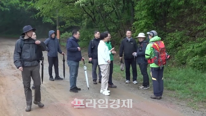 지난 4일 송미령 장관과 박은식 산림청장이 충남 보령을 찾아 보령시동서트레일 12구간 2.4km를 직접 걸으며 등산객과 대화를 나누고 있다. ⓒ 프라임경제