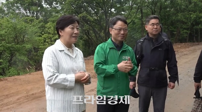 지난 4일 송미령 장관과 박은식 산림청장이 충남 보령을 찾아 보령시동서트레일 12구간 2.4km를 직접 걸으며 등산객과 대화를 나누고 있다. ⓒ 프라임경제