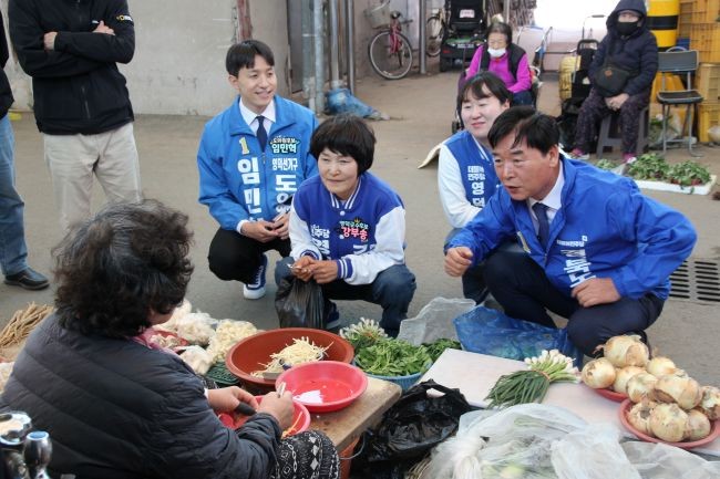 영덕시장을 방문해 상인들의 애로사항을 청취하며 지지를 호소하고 있는 오중기 더불어민주당 경북도지사 후보(맨 오른쪽). ⓒ 오중기 선거사무실