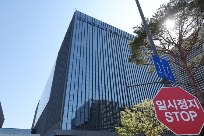 닷새간 총파업을 마친 삼성바이오로직스 노조가 준법투쟁으로 전환한 가운데, 노사 간 입장 차가 이어지며 협상 장기화 가능성이 커지고 있다. © 연합뉴스