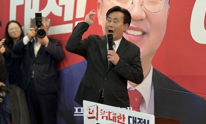 지난 5일 권도일 전 민주당 청년국장이 이장우 대전시장 후보 지지를 선언하고 있다. = 오영태 기자
