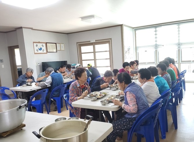통영시가 본격적인 영농철을 맞아 일손부족 해소와 여성농업인의 가사 부담 경감을 위해 '농번기 마을공동급식 지원사업'을 추진하고 있다. ⓒ 통영시