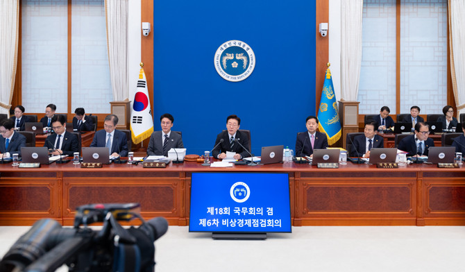 이 대통령은 6일 청와대에서 국무회의 겸 비상경제점검회의에서 헌법 개정과 6.3 지방선거에 대해 언급했다. ⓒ 청와대