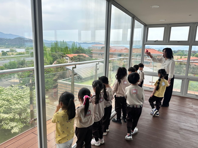 창원 햇님어린이집에서 원생을 비롯한 25명이 대산정수장 전망대를 관람하고 있다. ⓒ 창원시