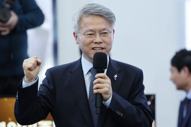 더불어민주당 민형배 전남광주특별시장 후보가 14일 당내 최종 경선에서 이긴 뒤 소감을 말하고 있다. ⓒ 연합뉴스