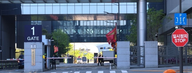 삼성바이오로직스 사측이 노조원을 '업무 방해' 혐의로 경찰에 고소하면서 노사 갈등이 격화되고 있다. © 연합뉴스