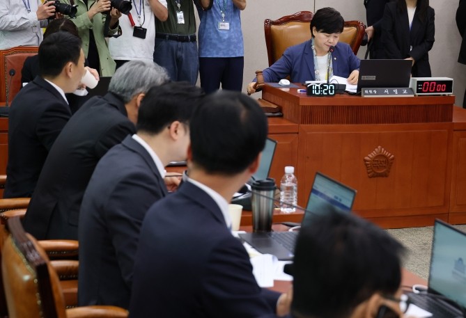 서영교 위원장이 6일 국회에서 열린 법제사법위원회 전체회의에서 의사봉을 두드리고 있다. ⓒ 연합뉴스