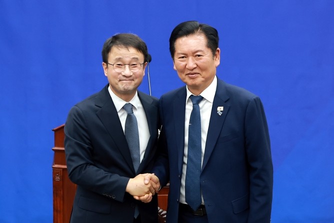 더불어민주당 신임 원내대표로 추대되며 연임에 성공한 한병도 의원이 6일 국회에서 열린 제3기 원내대표 선출 의원총회에서 수락 연설한 뒤 정청래 대표와 인사하고 있다. ⓒ 연합뉴스