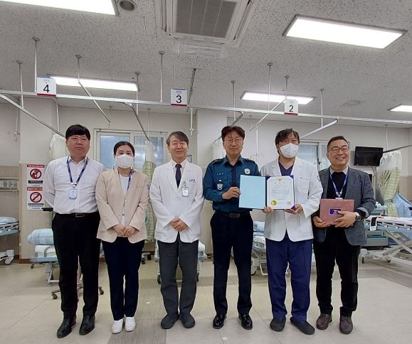 통영경찰서가 최근 112신고를 통해 인명구조에 협력한 새통영병원 응급실장 박철현에게 감사장을 수여하고 기념촬영을 하고 있다. ⓒ 통영경찰서