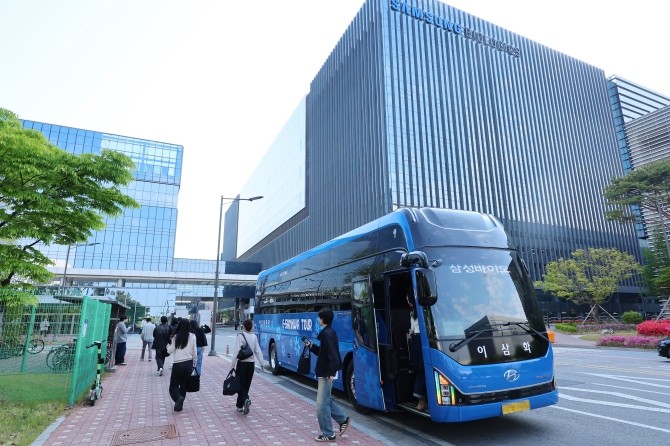 삼성바이오로직스 노사 갈등이 형사고발과 면담 취소로까지 번지며 격화되는 가운데, 8일 열리는 노사정 3자 면담이 대치 국면의 분수령이 될지 주목된다. 사진은 지난 6일 인천 연수구 삼성바이오로직스 공장 앞.© 연합뉴스