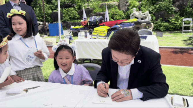 이재명 대통령은 이날 청와대를 방문한 모든 아이들의 장래 희망을 듣고, 직접 친필 사인을 해 줬다. = 김경태 기자