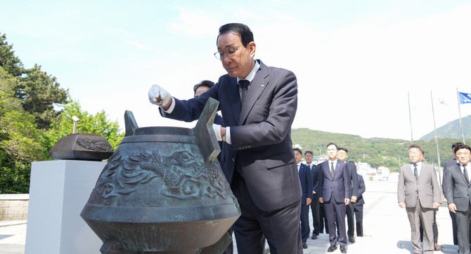 노동진 수협중앙회장이 7일 부산 영도구에 위치한 순직 선원 위령탑을 찾아 참배했다. ⓒ 수협중앙회