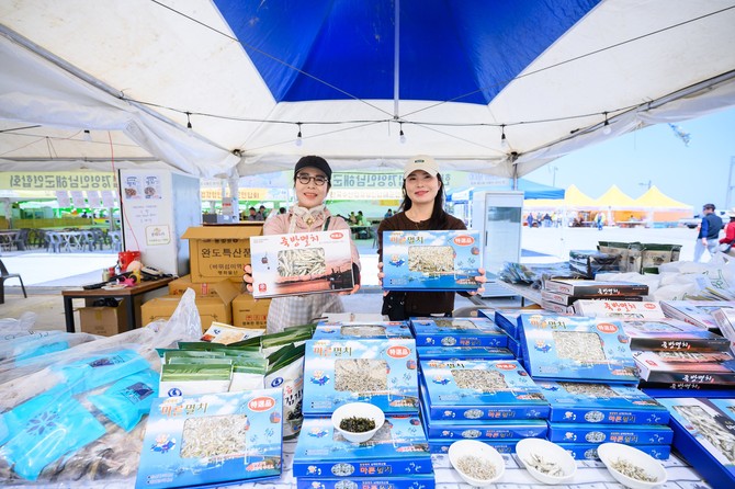 3만여 명이 방문한 남해군을 대표하는 해산물축제, '제20회 보물섬 해산물축제'가 진행되고 있는 사진. ⓒ 남해군