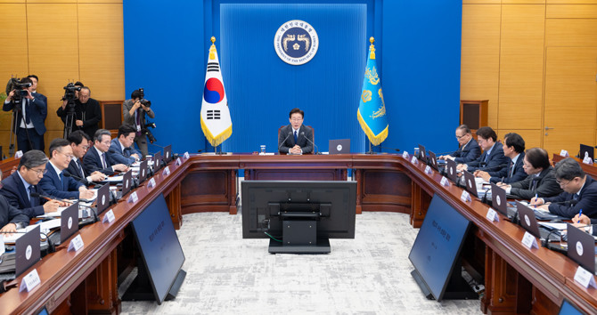 이 대통령은 이날 "국민 안전을 기본권으로 명시한 '생명안전 기본법'이 국회 처리를 앞두고 있다"며 "청와대와 정부는 법 시행에 차질이 없도록 후속 제도 정비를 세심하게 잘 준비해 달라"고 당부했다. ⓒ 청와대