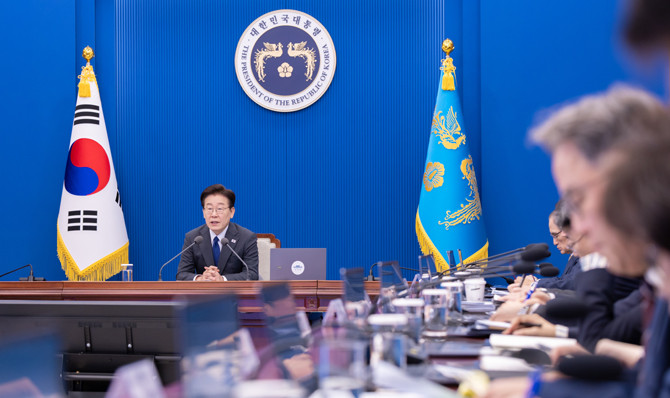 이 대통령은 중동전쟁으로 불안한 경제 상황을 언급하며 "물가 안정에 최선을 다해 달라"고 했다. ⓒ 청와대
