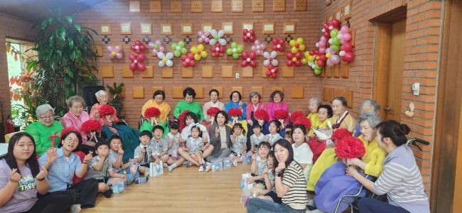 안계하나어린이집 원아들이 손수 카네이션을 만들어 7일에는 안계면 소재 한알노인양로원을 방문해 독거노인 15명에게 직접 카네이션을 달아드리는 뜻깊은 시간을 가졌다. ⓒ 의성군