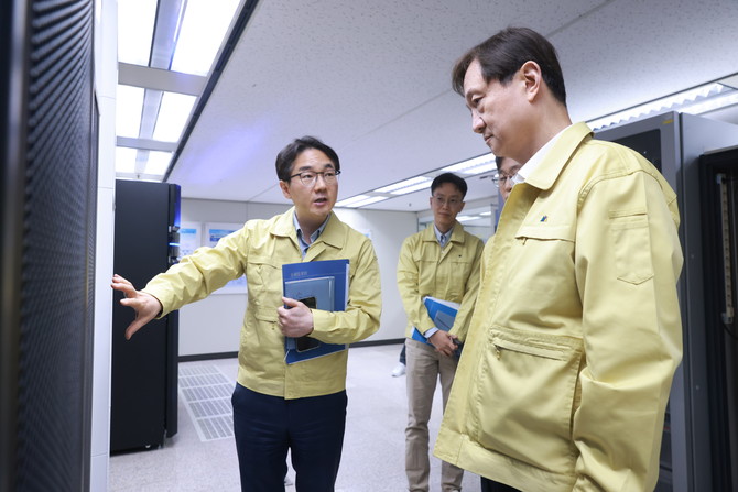 이찬진 금융감독원장(오른쪽)이 지난 7일 백업 데이터가 보관된 소산센터 등 주요 시설을 시찰했다. ⓒ 금융감독원