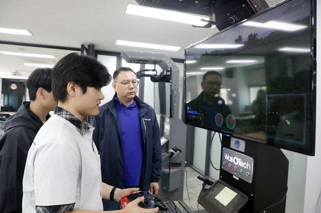 학생들이 모빌리티 시뮬레이터 체험을 하고 있다. ⓒ 영남이공대학교