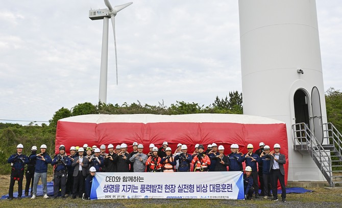 한국중부발전 제주 풍력발전단지 화재 대응 합동훈련 후 관계자들이 안전을 형상화한 손모양(Safety)으로 구호를 외치며 단체 기념촬영을 하고 있다. ⓒ 중부발전