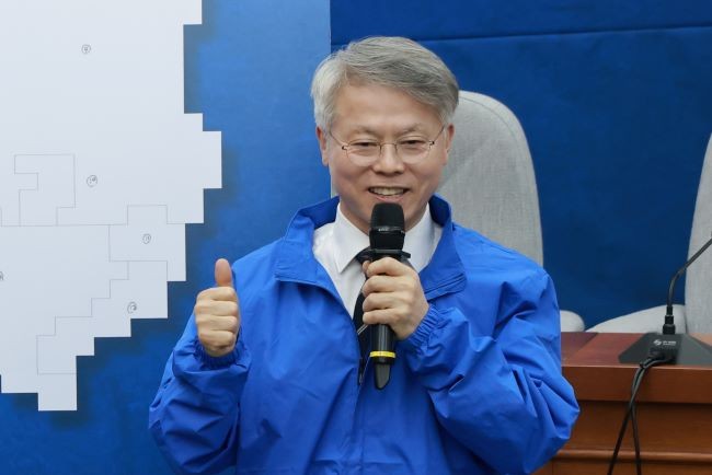 더불어민주당 민형배 광주전남시장 후보가 4월 23일 국회에서 열린 민주당 광역단체장 후보 연석회의에 참석해 선거 지역에 퍼즐을 붙이는 퍼포먼스를 한 뒤 각오를 말하고 있다. ⓒ 연합뉴스