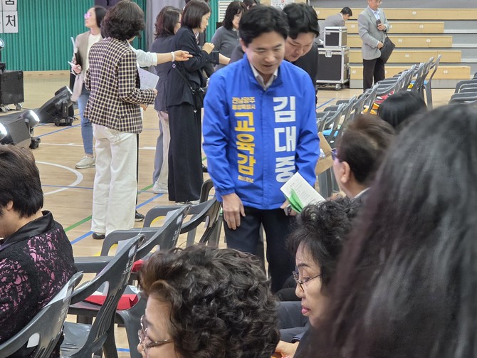 김대중 전남광주 통합교육감 예비후보는 8일 광주 빛고을건강타운 체육관에서 열린 어버이날 기념식장에서 어르신들에게 인사하고 있다. =장철호 기자