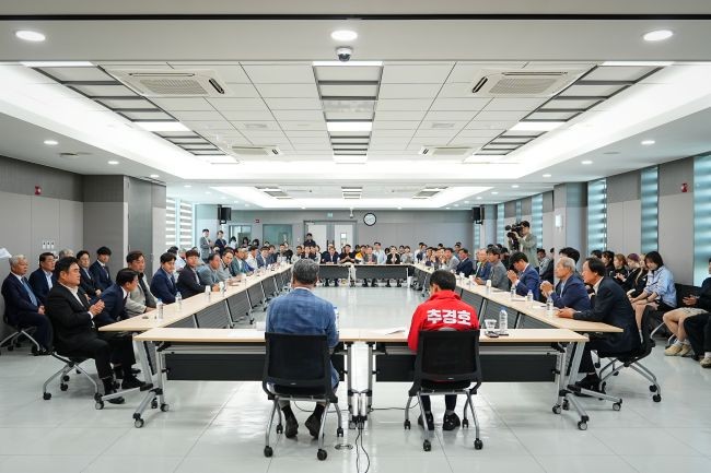 추경호 후보가 대구시체육회와 간담회를 통해 노후화가 심각한 산격동 대구체육관을 대체할 5000석 이상의 다목적 실내체육관 신설 공약을 내세웠다. ⓒ 추경호 선거사무실