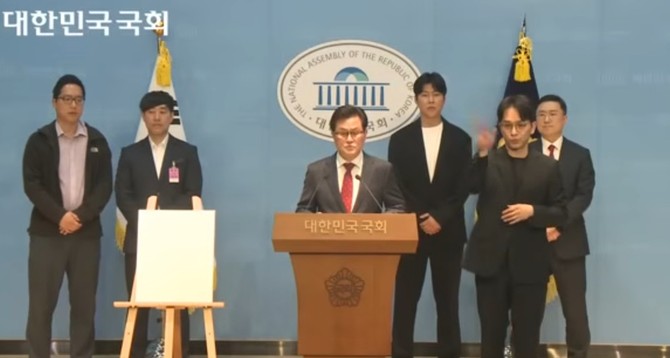 엄승용 보령시장 후보가 지난 9일 국회에서 기자회견을 열고 보령화력 1·2호기 조기 폐지 이후 수백 명의 노동자들이 일자리를 잃고 지역 상권과 경제가 급격히 위축되고 있다고 밝히고 있다. ⓒ 후보 사무소