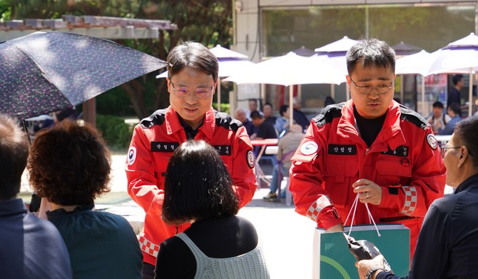 박은식 산림청장(왼쪽)이 10일 대전광역시 대청호 로하스공원에서 나들이를 나온 시민들을 대상으로 산불예방 캠페인을 실시하고 있다. ⓒ 산림청