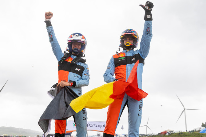2026 WRC 포르투갈 랠리에서 우승을 차지한 티에리 누빌(Thierry Neuville, 오른쪽)과 코드라이버 마틴 비데거(Martijn Wydaeghe)가 경주차 위에 올라 환호하는 모습. ⓒ 현대자동차