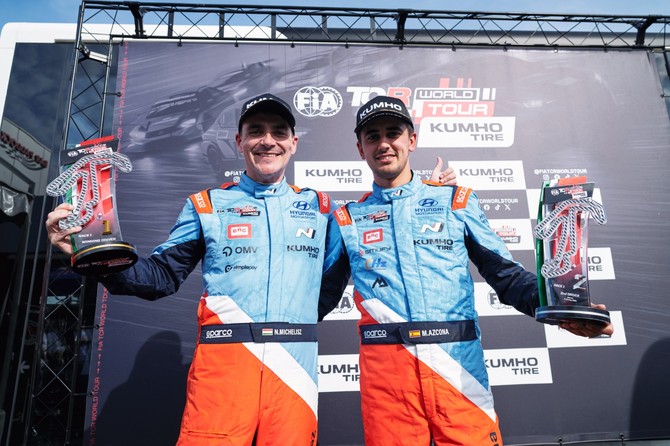 노버트 미첼리즈(Norbert Michelisz, 왼쪽)와 미켈 아즈코나(Mikel Azcona)가 2026 TCR 월드투어 개막전 이탈리아 대회에서 우승과 준우승을 차지하고 기뻐하는 모습. ⓒ 현대자동차