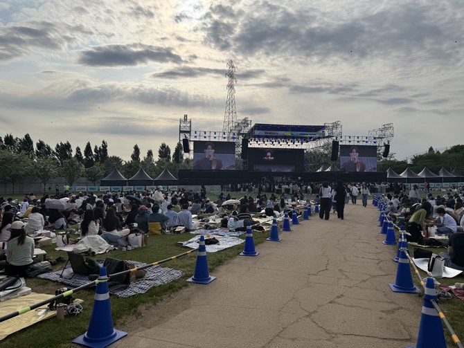 지난 9일 어둑해 질 녘 공연장 모습. = 이인영 기자