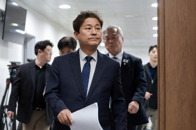 국회 외교통일위원회 여당 간사인 더불어민주당 김영배 의원 등 민주당 외통위원들이 11일 국회 소통관에서 호르무즈 해협 한국 선박 피격 사건과 관련해 기자회견하기 위해 회견장으로 향하고 있다. ⓒ 연합뉴스