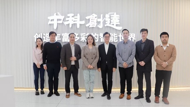 (왼쪽에서 다섯 번째) 황도연 오비고 대표와 썬더소프트 관계자가 MOU 체결하는 모습. ⓒ 오비고